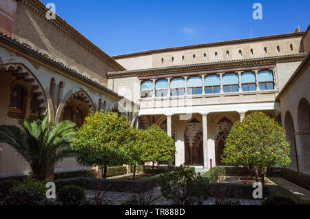 Zaragoza, Aragon, Spanien: Courtyard Santa Isabel in der Maurischen Taifal Aljafería-Palast zum Weltkulturerbe der Unesco gehört. Stockfoto