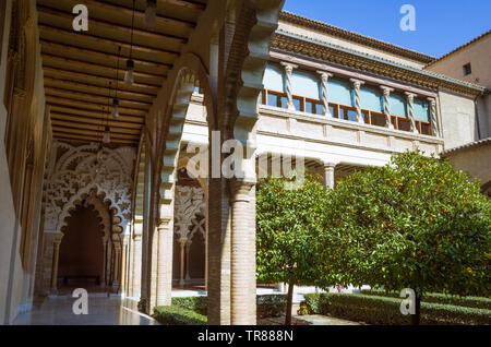 Zaragoza, Aragon, Spanien: Courtyard Santa Isabel in der Maurischen Taifal Aljafería-Palast zum Weltkulturerbe der Unesco gehört. Stockfoto