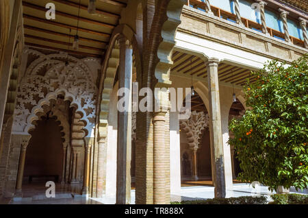 Zaragoza, Aragon, Spanien: Courtyard Santa Isabel in der Maurischen Taifal Aljafería-Palast zum Weltkulturerbe der Unesco gehört. Stockfoto