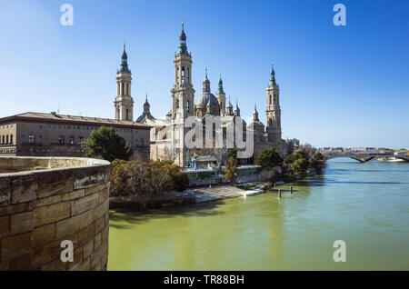 Zaragoza, Aragon, Spanien: Basilika Unserer Lieben Frau von der Säule durch den Fluss Ebro. Es ist angeblich die erste Kirche an Maria in der Geschichte gewidmet. Stockfoto