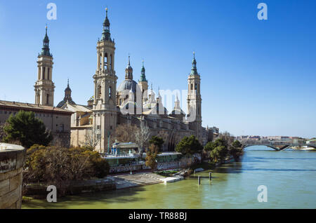 Zaragoza, Aragon, Spanien: Basilika Unserer Lieben Frau von der Säule durch den Fluss Ebro. Es ist angeblich die erste Kirche an Maria in der Geschichte gewidmet. Stockfoto