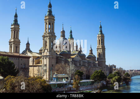 Zaragoza, Aragon, Spanien: Basilika Unserer Lieben Frau von der Säule durch den Fluss Ebro. Es ist angeblich die erste Kirche an Maria in der Geschichte gewidmet. Stockfoto