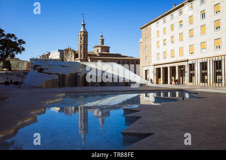 Zaragoza, Aragon, Spanien: Barocke Kirche und Glockenturm von San Juan de los Panetes spiegelt sich auf der Fuente de la Hispanidad (Brunnen der Hispanicity) Stockfoto