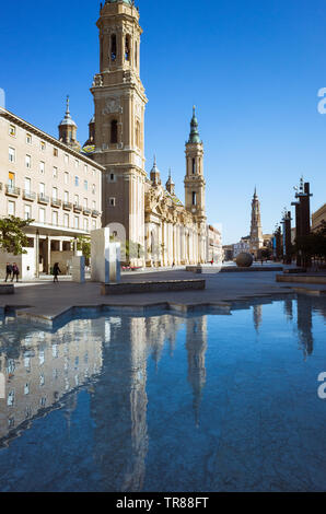 Zaragoza, Aragon, Spanien: Kirchtürme, Unserer Lieben Frau von der Säule Basilika auf der Fuente de la Hispanidad (Brunnen der Hispanicity) an der Pla wider Stockfoto