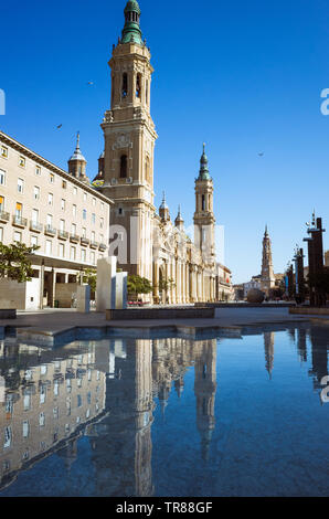 Zaragoza, Aragon, Spanien: Kirchtürme, Unserer Lieben Frau von der Säule Basilika auf der Fuente de la Hispanidad (Brunnen der Hispanicity) an der Pla wider Stockfoto