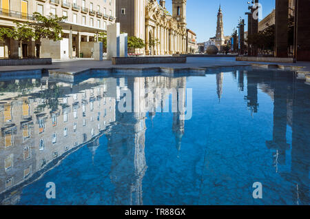 Zaragoza, Aragon, Spanien: Kirchtürme, Unserer Lieben Frau von der Säule Basilika auf der Fuente de la Hispanidad (Brunnen der Hispanicity) an der Pla wider Stockfoto