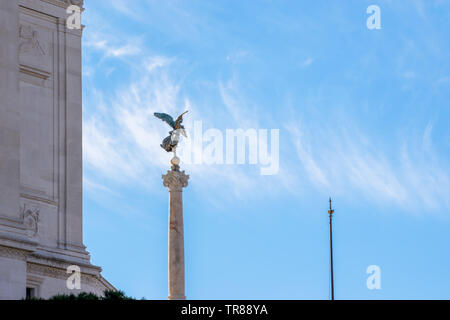 Geflügelte Frau Statuen vor dem Altare della Patria, Piazza Venezia, Rom Italien Stockfoto