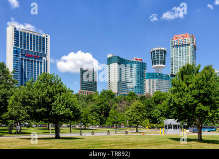 Niagara Falls, Ontario, 15. Juni 2018: Hotels in der Stadt Niagara Falls entfernt. Die Stadt hat viele Geschäfte und Unterhaltungsangebote Optionen für Tourismus-Ca Stockfoto