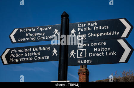 Fußgängerzone schildern mehrere Stadtzentrum Standorte Widnes April 2019 Stockfoto