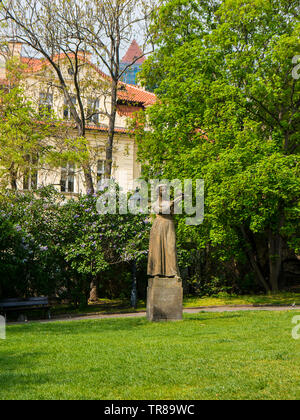 Treppe bis zum Schloss in Prag von der Straßenbahn-Station, die mit den Statuen gesäumt ist. Es beginnt von diesem kleinen Garten in der Nähe des Senats Gärten Stockfoto