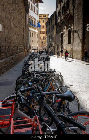 Fahrräder in Florence Street Stockfoto