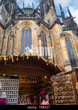 Die Außenseite des St. Veitsdom in der Burg in Prag, die Hauptstadt der Tschechischen Republik mit einer Ostermesse in Bearbeitung Stockfoto