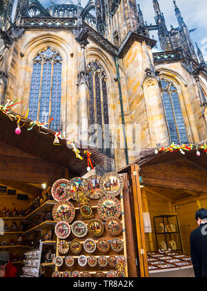 Die Außenseite des St. Veitsdom in der Burg in Prag, die Hauptstadt der Tschechischen Republik mit einer Ostermesse in Bearbeitung Stockfoto