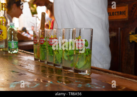 La Bodeguita del Medio ist berühmt als eine Bar, wo Ernest Hemingway ein mohito Cocktail genossen, EMPEDRADO Nr. 207, Havanna, Kuba, Karibik Stockfoto