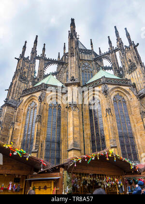 Die Außenseite des St. Veitsdom in der Burg in Prag, die Hauptstadt der Tschechischen Republik mit einer Ostermesse in Bearbeitung Stockfoto