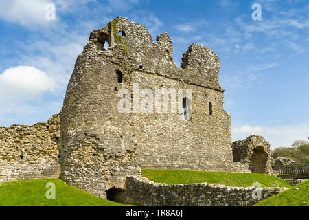 OGMORE VON MEER, WALES - April 2019: Ogmore Castle in der Nähe von Bridgend in South Wales. Es ist ein Denkmalgeschütztes einer normannischen Burg Ruine Stockfoto