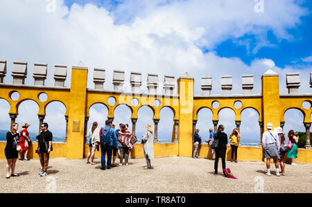 Eine Terrasse des Palacio da Pena, im 19. Jahrhundert erbaut, im Wald oberhalb von Sintra. Ein UNESCO Weltkulturerbe. Portugal Stockfoto