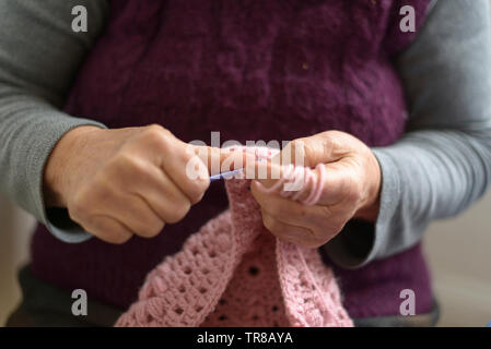 Close-up - ältere Frau stricken Stockfoto