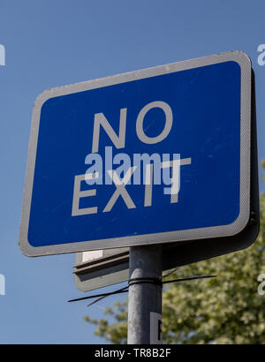 Blaue und Weiße rechteckige keine Ausfahrt von der Ausfahrt zu einem Parkplatz Widnes April 2019 Stockfoto