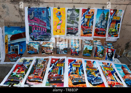 Gemälde und Kunstwerke zum Verkauf in einer Straße in der Stadt Havanna oder Habana Vieja, Kuba, Karibik Stockfoto