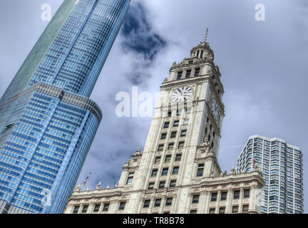 Die Wrigley Building Clock Tower auf der Magnificent Mile in Chicago, Illinois, USA. Stockfoto