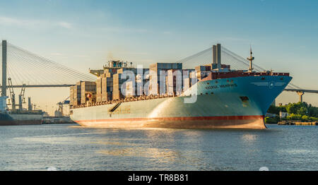 Die Maersk Memphis Containerschiff geht an Port auf den Savannah River in Savannah, Georgia, USA. Stockfoto