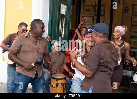 Musiker spielen und tanzen die Menschen während des Tages in einer Bar in der Altstadt, Havanna, Kuba, Karibik Stockfoto