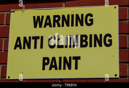 Rechteckig, Gelb und Schwarz schild Warnung von anti Klettern malen Widnes April 2019 Stockfoto