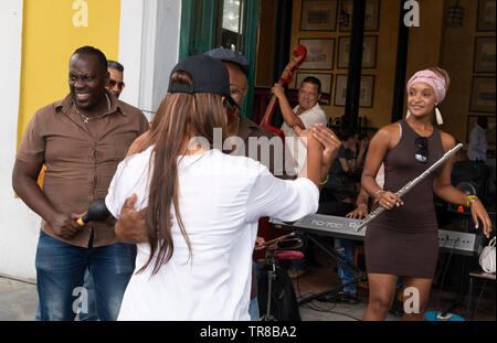 Musiker spielen und tanzen die Menschen während des Tages in einer Bar in der Altstadt, Havanna, Kuba, Karibik Stockfoto