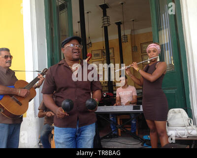 Musiker spielen während des Tages in einer Bar in der Altstadt, Havanna, Kuba, Karibik Stockfoto