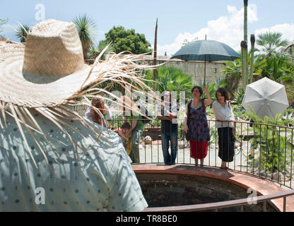 Eine Führung im Etno - botanische Gärten. Santo Domingo, Oaxaca City, Oaxaca, Mexiko Stockfoto