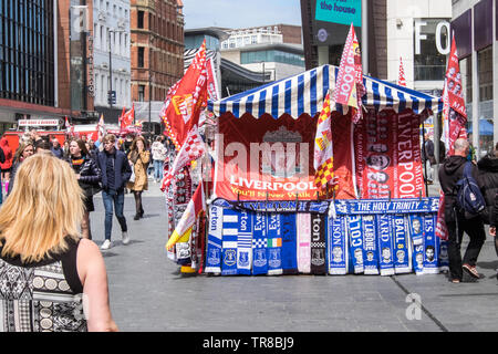 Liverpool, Fußball, Verein, Fahnen, und, Schals, für, Verkauf, at, vor Madrid, Straße, Stall, in, Mitte, der, Liverpool, Merseyside, England, Merseyside, GB, Großbritannien, Britische, Stockfoto