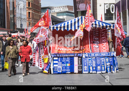 Liverpool, Fußball, Verein, Fahnen, und, Schals, für, Verkauf, at, vor Madrid, Straße, Stall, in, Mitte, der, Liverpool, Merseyside, England, Merseyside, GB, Großbritannien, Britische, Stockfoto