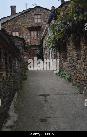 Wunderschöne mittelalterliche Straßen mit Schiefer Gebäude in Valverde de los Arroyos. Oktober 18, 2013. Valverde de los Arroyos, Schwarz Dorf, Guadalajara, Cas Stockfoto