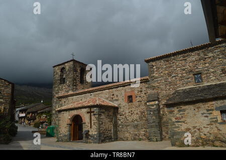 Die Fassade der Pfarrkirche von San Ildefonso Valverde de los Arroyos. Oktober 18, 2013. Valverde de los Arroyos, Schwarz Dorf, Guadalajara, Cast Stockfoto