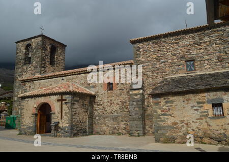 Die Fassade der Pfarrkirche von San Ildefonso Valverde de los Arroyos. Oktober 18, 2013. Valverde de los Arroyos, Schwarz Dorf, Guadalajara, Cast Stockfoto