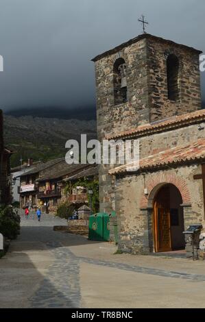 Die Fassade der Pfarrkirche von San Ildefonso Valverde de los Arroyos. Oktober 18, 2013. Valverde de los Arroyos, Schwarz Dorf, Guadalajara, Cast Stockfoto