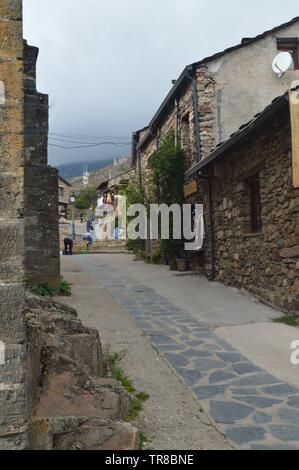 Wunderschöne mittelalterliche Straßen mit Schiefer Gebäude in Valverde de los Arroyos. Oktober 18, 2013. Valverde de los Arroyos, Schwarz Dorf, Guadalajara, Cas Stockfoto