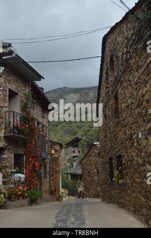 Wunderschöne mittelalterliche Straßen mit Schiefer Gebäude in Valverde de los Arroyos. Oktober 18, 2013. Valverde de los Arroyos, Schwarz Dorf, Guadalajara, Cas Stockfoto