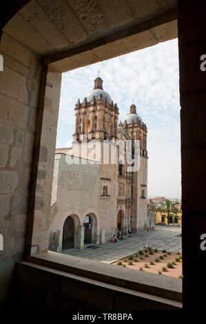 Ein Blick auf die Kirche Santo Domingo aus dem Kloster. Santo Domingo Kloster Museum, Oaxaca City, Oaxaca, Mexiko Stockfoto