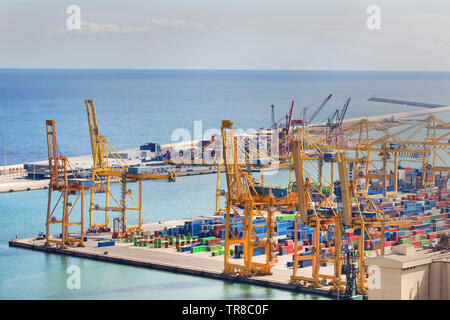 Container Hafen sauber mit dem Ozean Stockfoto