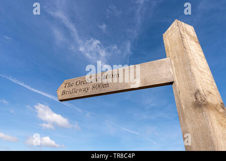 Cherry Orchard Jubiläum Country Park, Rochford Country Park, Southend, Essex, Großbritannien. Wildlife Park in Roach Tal. Holz- Wegweiser der Obstgarten, Reitweg Stockfoto