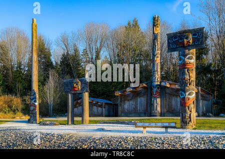 Totempfähle und Langhaus, Museum für Anthropologie, MOA, Universität von British Columbia, Vancouver, British Columbia, Kanada Stockfoto