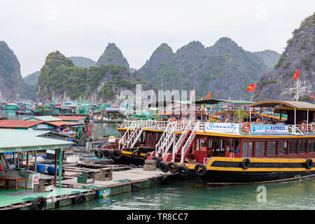 LAN HA BUCHT, VIETNAM - Februar 2019; schwimmende Fischerdorf Stockfoto