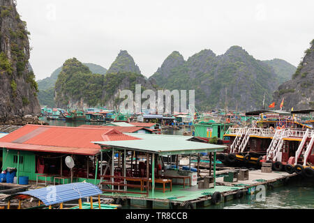 LAN HA BUCHT, VIETNAM - Februar 2019; schwimmende Fischerdorf Stockfoto