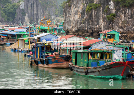 LAN HA BUCHT, VIETNAM - Februar 2019; schwimmende Fischerdorf Stockfoto