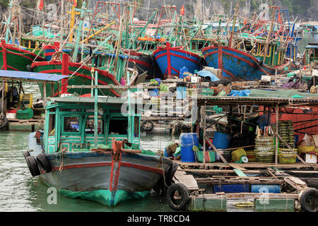 LAN HA BUCHT, VIETNAM - Februar 2019; schwimmende Fischerdorf Stockfoto