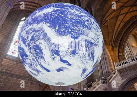 Erde kunst Gaia Installation des Künstlers Luke Jerram, in der anglikanischen Kathedrale von St James Mount, Liverpool, Merseyside, England, UK, GB, Großbritannien, Britische, Stockfoto