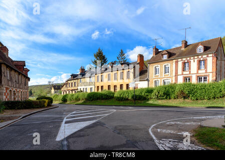 Ein Schnittpunkt mit Backstein- und Fachwerkhäuser in Le Bec-Hellouin, Normandie, Frankreich auf einem sonnigen Frühlingstag Stockfoto