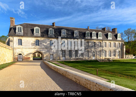 Teil der Abtei von Bec in Le Bec-Hellouin, Normandie, Frankreich, an einem sonnigen Frühlingstag Stockfoto